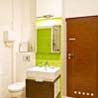łazienka Studia umożliwia również komfortową kąpiel pod prysznicem po zabiegu na ciało...